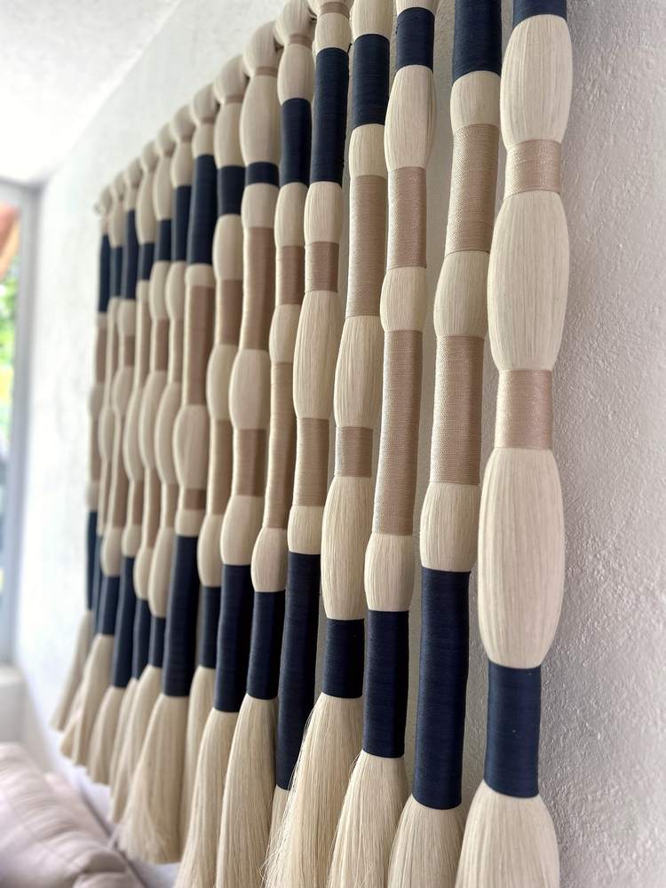 Tapiz de columnas de algodón con bandas azul marino y arena