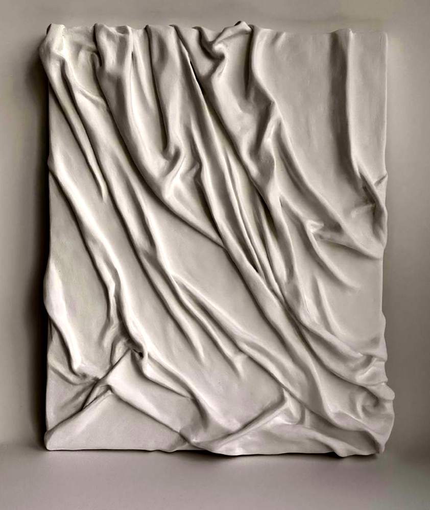 Cuadro de textura blanco con relieve de tela drapeada