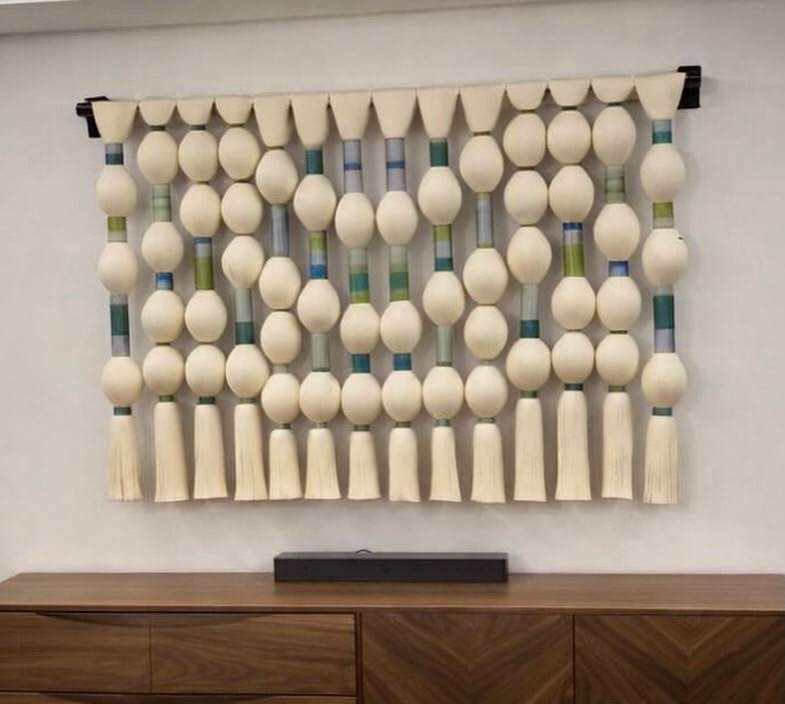 Tapiz de esferas con bandas verdes y azules en un comedor