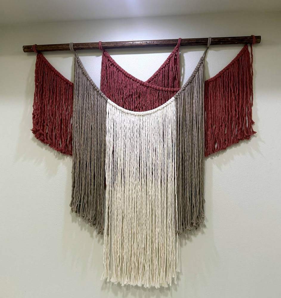 Tapiz de macramé en terracota, arena y crudo