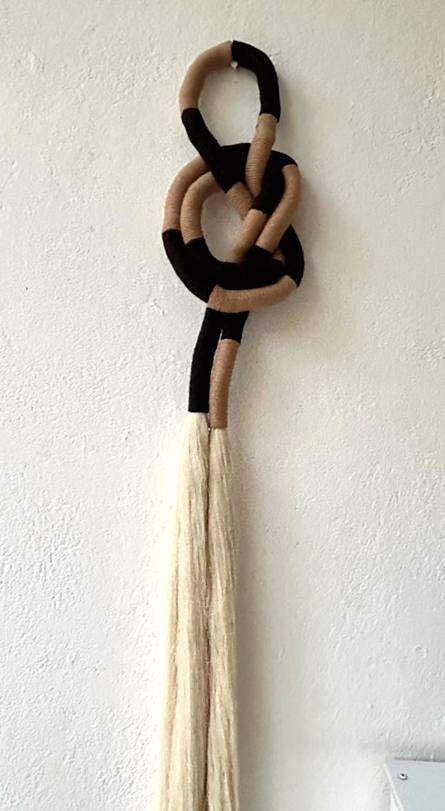 Nudo de cuerda en negro y arena con borla