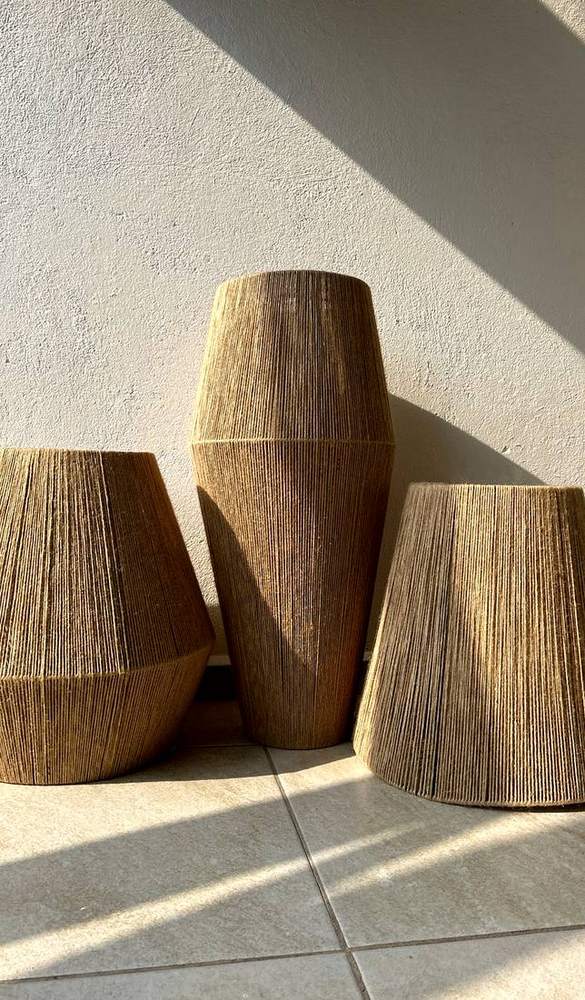Tres pantallas de yute a la luz del sol