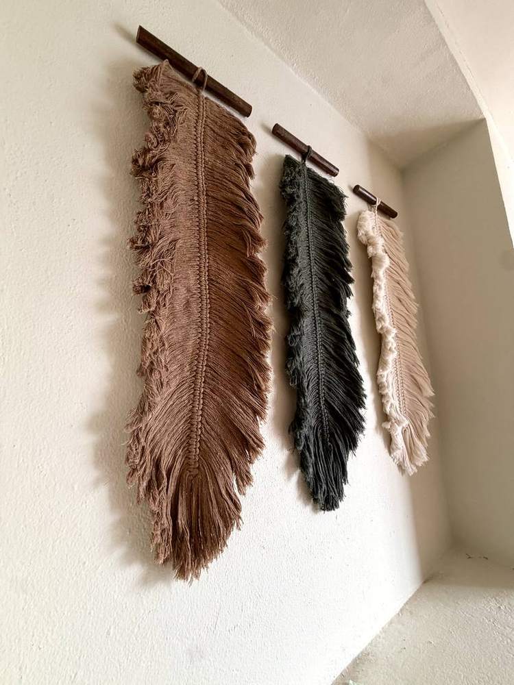 Tres plumas de macramé en café, verde y crudo