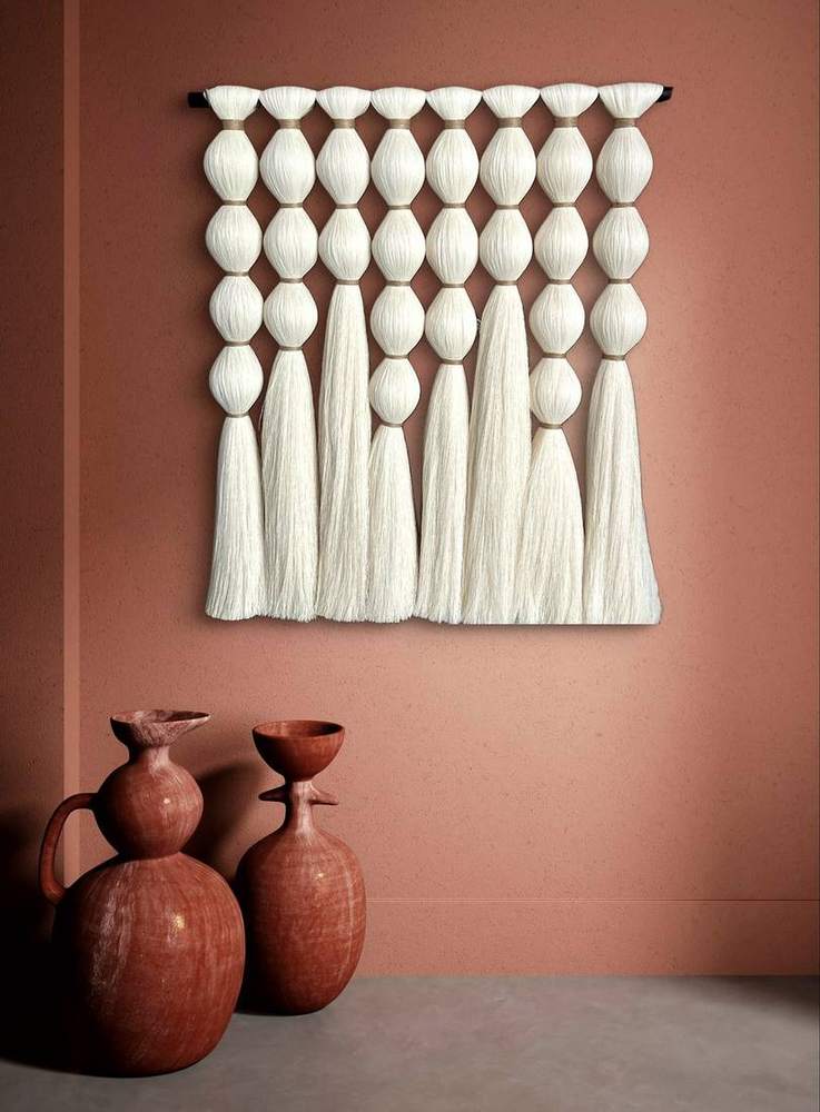 Tapiz de esferas de algodón sobre muro terracota