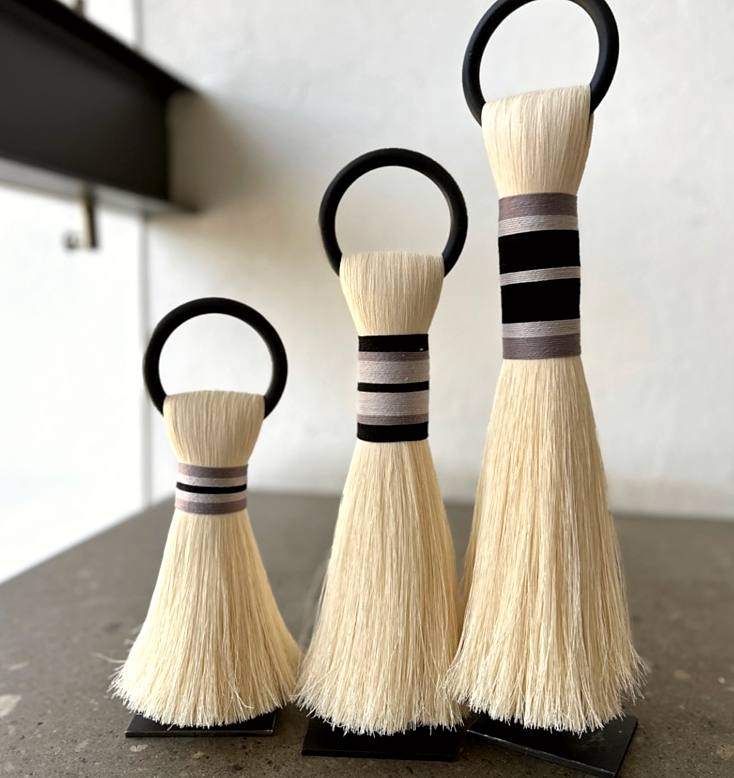 Tres tótems de mesa con aro negro