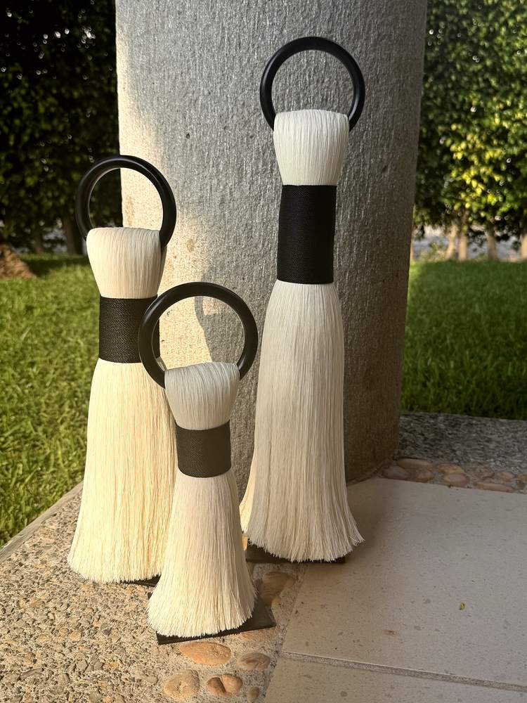 Tres tótems de mesa de algodón con aro negro